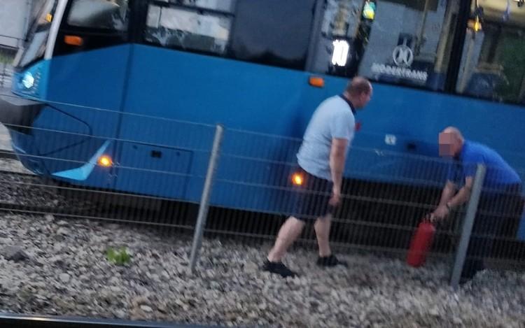 Awaria tramwaju do Leśnicy. Spod wagonu zaczął unosić się dym