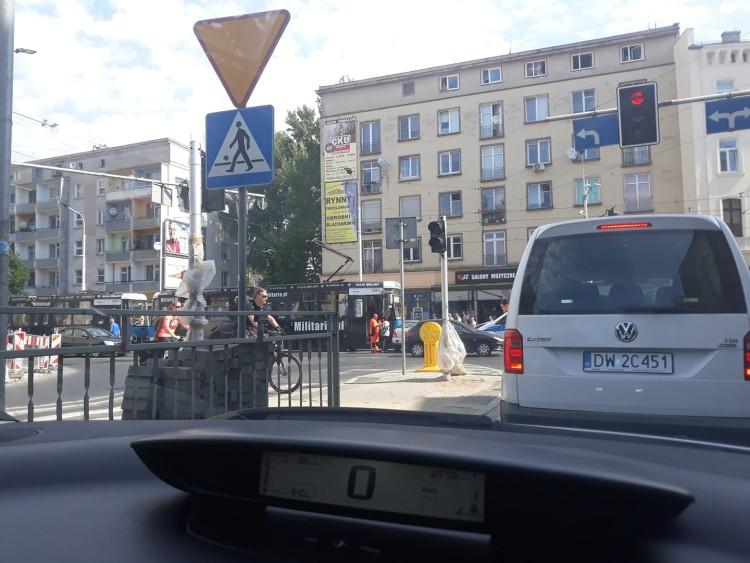 Stłuczka tramwaju z samochodem. Były objazdy
