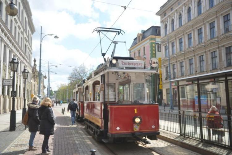 MPK przygotuje paczki dla ubogich. Dary można zostawiać w tramwaju