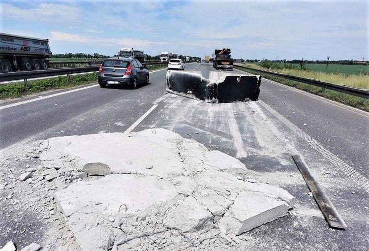 Betonowy blok spadł z ciężarówki na autostradzie A4