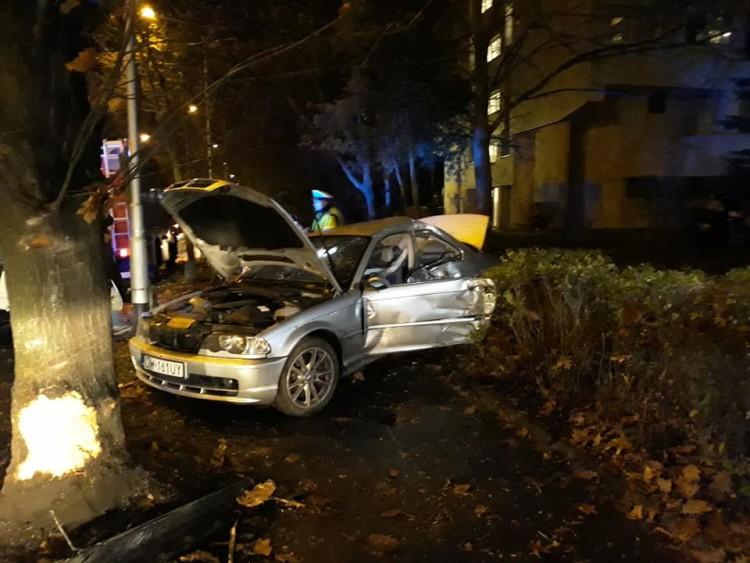 Kierowca BMW wjechał w drzewo. Jest w ciężkim stanie [ZDJĘCIA]