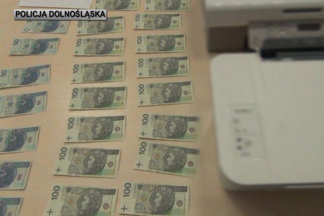 Wrocławianie zatrzymani za podrabianie pieniędzy. Fałszywkami płacili do ręki i mogli oszukać mnóstwo osób