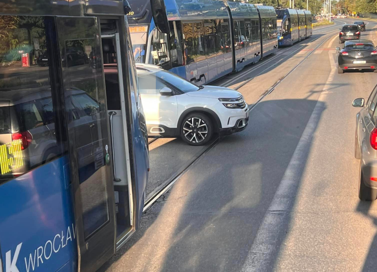 Torowisko na Grabiszyńskiej zablokowane przez auto. Są objazdy