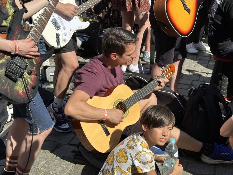 Wrocław: Gitarowy Rekord Świata tym razem bez rekordu. Było 7531 gitar! Mamy mnóstwo zdjęć!