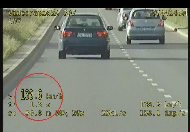 Kierowca BMW przekroczył prędkość w terenie zabudowanym o 69 km/h [WIDEO]