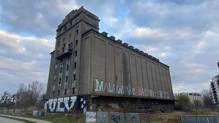 Wypadek w elewatorze we Wrocławiu. Nastolatka wpadła do szybu