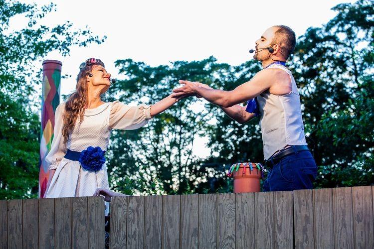 Filmy, koncerty i teatr na leżakach. Przegląd sobotnich wydarzeń