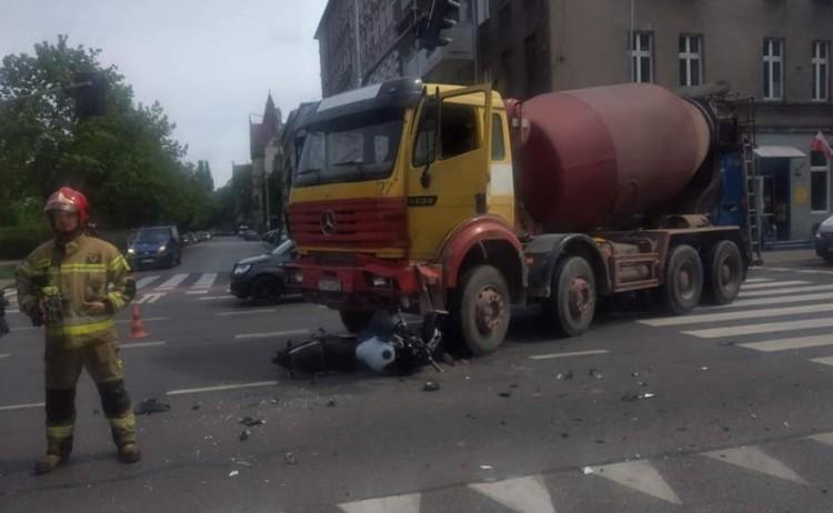 Wrocław: wypadek w centrum. Motocyklista po zderzeniu z ciężarówką był reanimowany