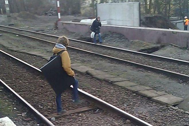 Mężczyzna wpadł pod pociąg w centrum Wrocławia. Amputowano mu obie nogi