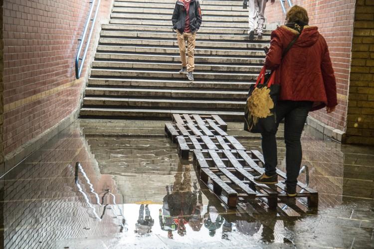 Deszcz zalał przejście pod pl. Jana Pawła II. Piesi chodzą tam po „molo” [ZDJĘCIA]