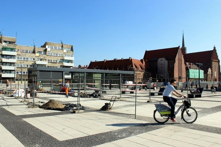 Betonowy plac Nowy Targ wkrótce ma się zazielenić [ZDJĘCIA]