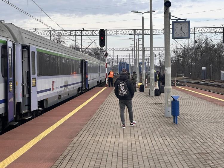 Wypadek na torach we Wrocławiu. Człowiek wpadł pod pociąg, ratując psa
