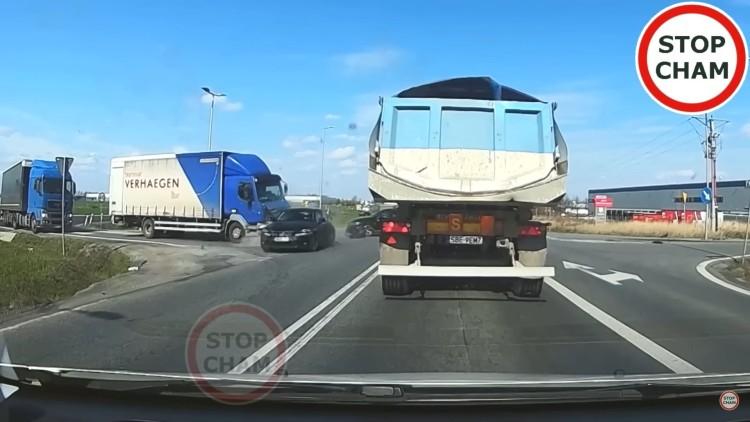 Lexus rozbił się o ciężarówkę pod Wrocławiem. Tak wyglądał wypadek [WIDEO]