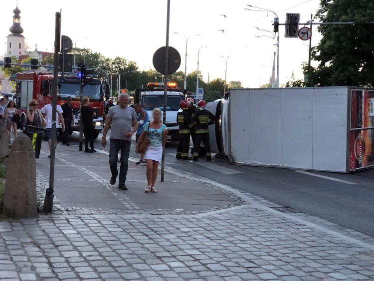 Na Traugutta wywrócił się „dostawczak” [ZDJĘCIA]