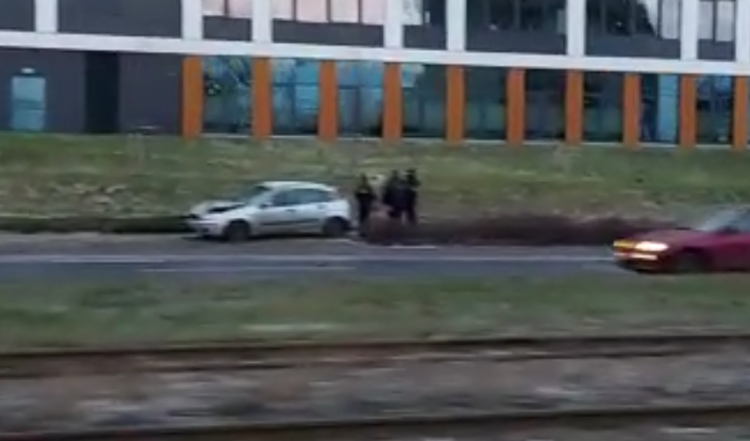 Wrocław: Wypadek na ul. Legnickiej. Auto ścięło latarnię [ZDJĘCIA]
