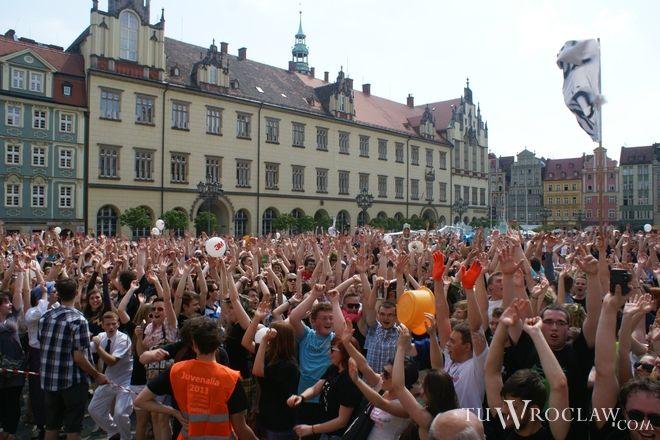 Po juwenaliowej zabawie w Rynku: ranna studentka i kara za pianę w fontannie