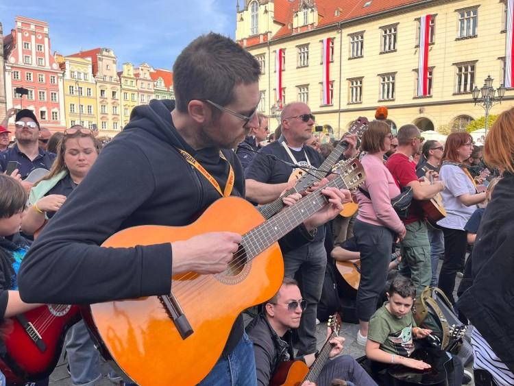 Gitarowy Rekord Świata we Wrocławiu pobity! Zagrało prawie 8 tysięcy gitarzystów