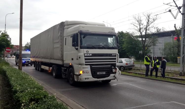 Zderzenie samochodu osobowego z ciężarówką na Hallera [ZDJĘCIA]