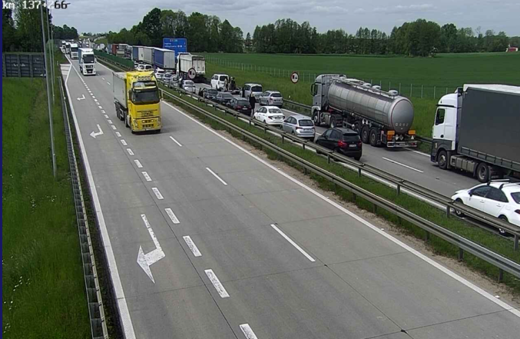 Karambol na A4! Po ciężarną pasażerkę osobówki przyleciał LPR