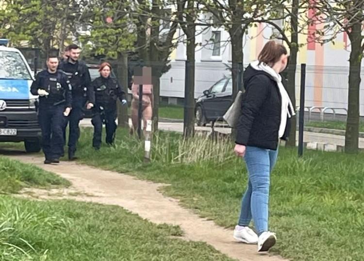 Półnaga kobieta spacerowała z psem pod oknami szkoły