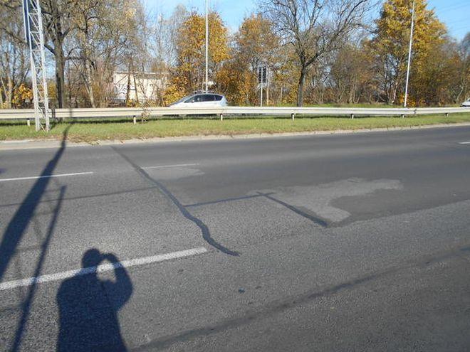 Drogowcy naprawiają kilkanaście ulic we Wrocławiu, żeby zima nie zniszczyła ich bardziej