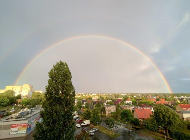 We Wrocławiu pogoda w kratkę. Na niebie pojawiła się tęcza [ZDJĘCIA]