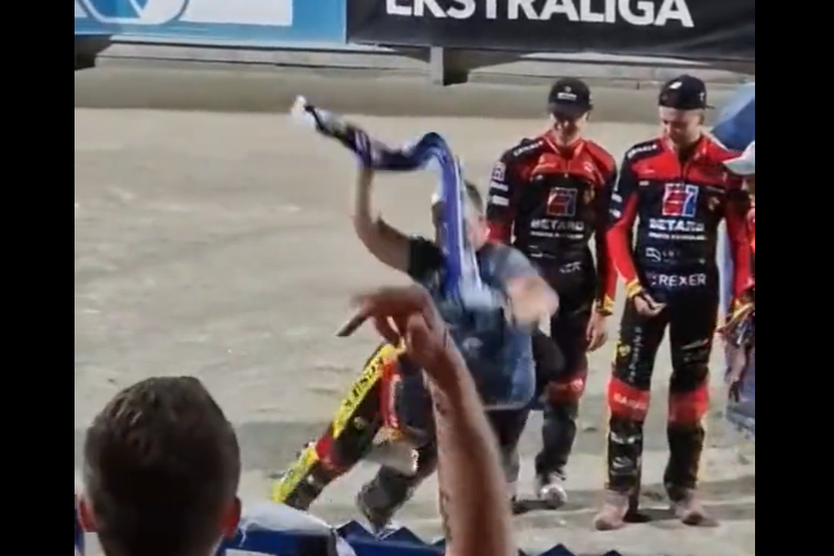 Wrocławski żużlowiec złamał kibicowi rękę. Tai Woffinden ćwiczy przed KSW? [FILM]