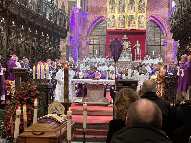 Pogrzeb Mariana Gołębiewskiego. Tak kler żegnał biskupa, który tuszował pedofilię