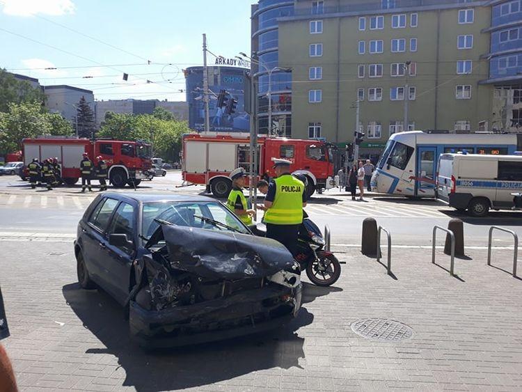Samochody zderzyły się na Piłsudskiego. Dwie osoby zostały ranne [ZDJĘCIA]