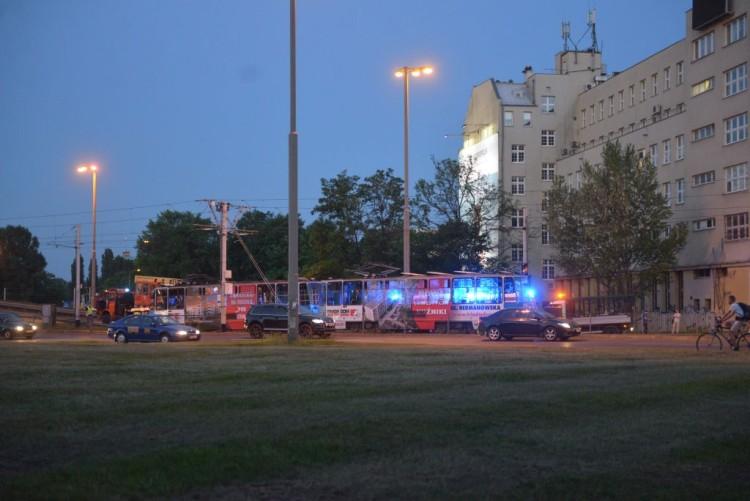 Poważny wypadek tramwaju na placu Społecznym. Cztery osoby ranne [ZDJĘCIA, VIDEO]