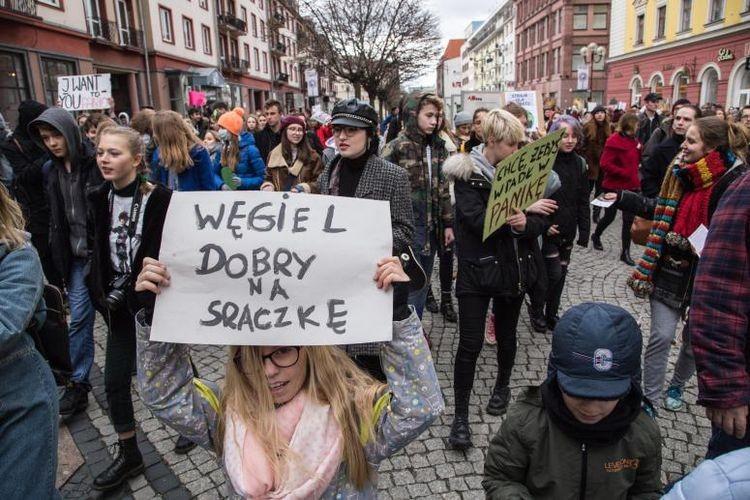 Strajk uczniów, silny wiatr i awaria torowiska [PODSUMOWANIE DNIA]
