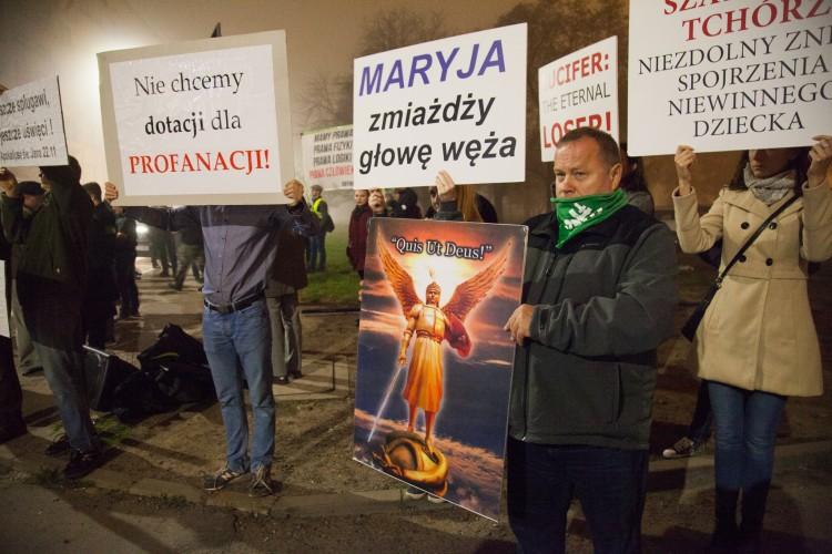 Modlitwa przed teatrem. O co chodziło przeciwnikom „Klątwy”? [WIDEO]