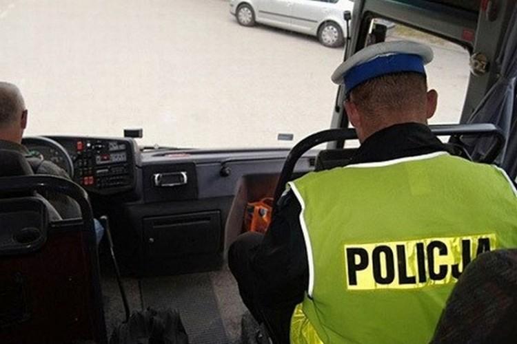 Twoje dziecko jedzie autokarem na kolonię? Poproś policjantów o kontrolę bezpieczeństwa