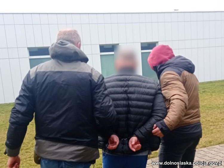 Bandyci jak z filmu gangsterskiego. Uwięzili człowieka i przypalali ciało żelazkiem