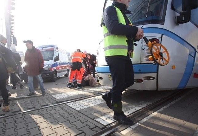 Wrocław: Mężczyzna wpadł pod tramwaj na pl. Bema. Miał 3 promile alkoholu