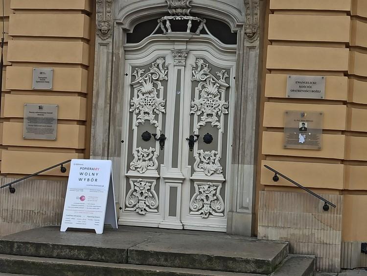 Przed wrocławskim kościołem stanęła tablica: „Popieramy wolny wybór”