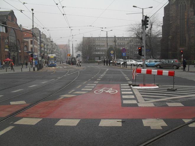 Brama rowerowa przy Piaskowej nie przetrwała doby. Kierowcy celowo ją niszczą?