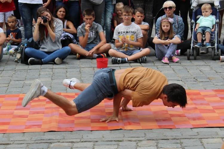 Cyrkowcy, kuglarze i iluzjoniści opanowali wrocławski Rynek [ZDJĘCIA]