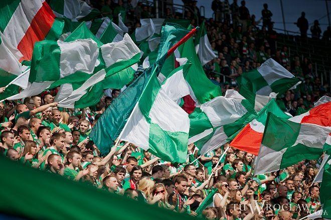 Policja ściga kibiców, którzy na meczu Śląsk-Borussia odpalili race