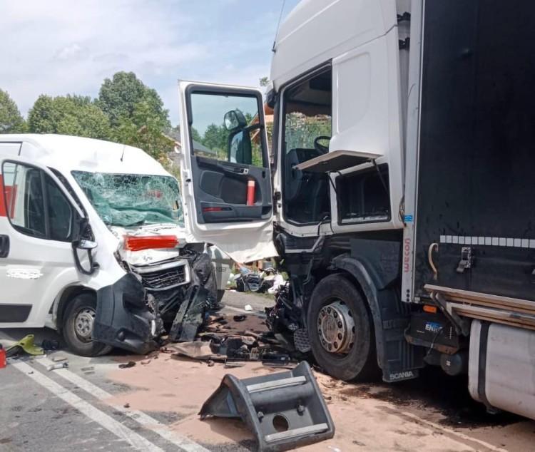 Śmiertelny wypadek na Dolnym Śląsku. Nie żyje kierowca busa Poczty Polskiej