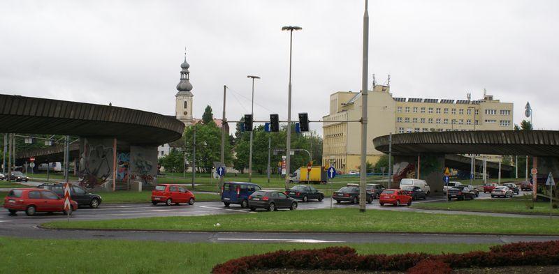 Objazd remontowanej estakady na pl. Społecznym przez parking przed urzędem