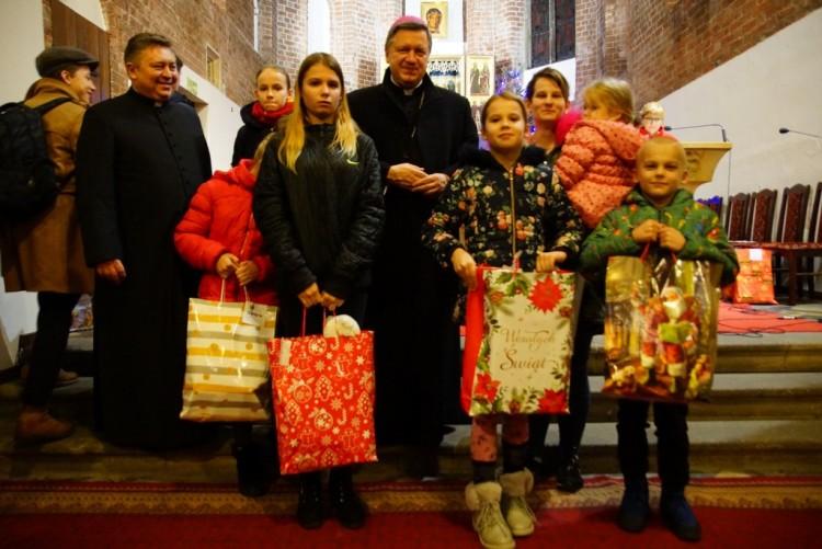 Uczniowie zebrali prezenty dla ubogich i niepełnosprawnych dzieci [ZDJĘCIA]