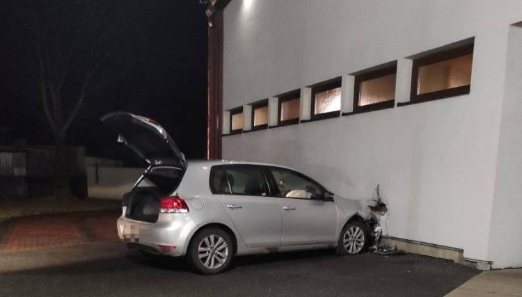 Wjechał rozpędzonym autem w kościół. Żeby zwrócić na siebie uwagę