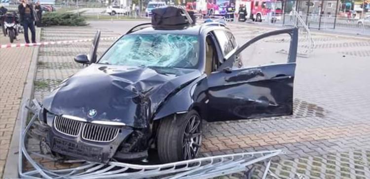 Kierowca BMW wjechał w przystanek, potrącając ludzi [ZDJĘCIA, WIDEO]