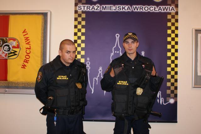 Strażnicy miejscy mają nowe kamizelki. Zmieści się w nich prawie wszystko