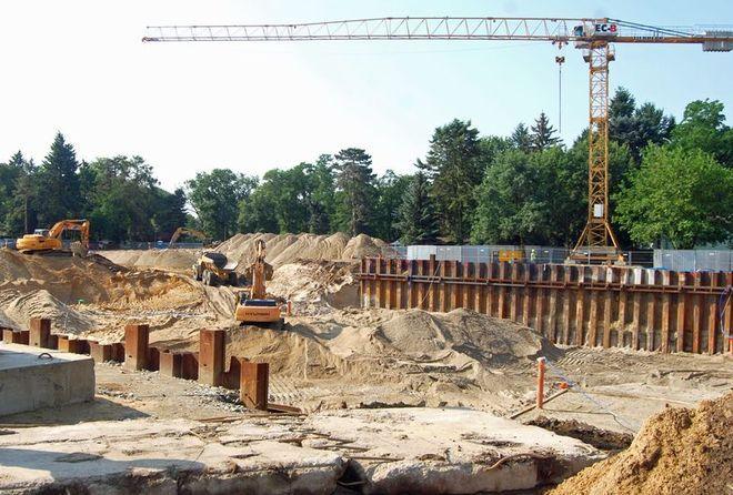 Robotnicy w pocie czoła budują Afrykarium we wrocławskim ZOO 