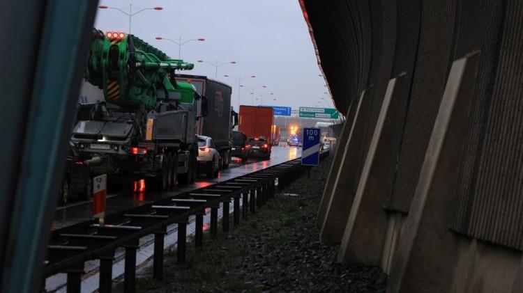 Karambol na AOW przy węźle Wrocław Lotnisko. Trzy osoby ranne [ZDJĘCIA]