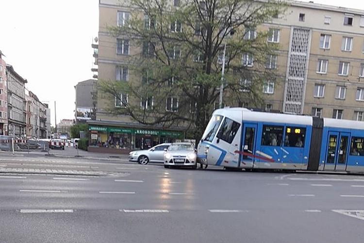 Kolizja samochodu i tramwaju na Piłsudskiego. Korki i utrudnienia dla pasażerów MPK