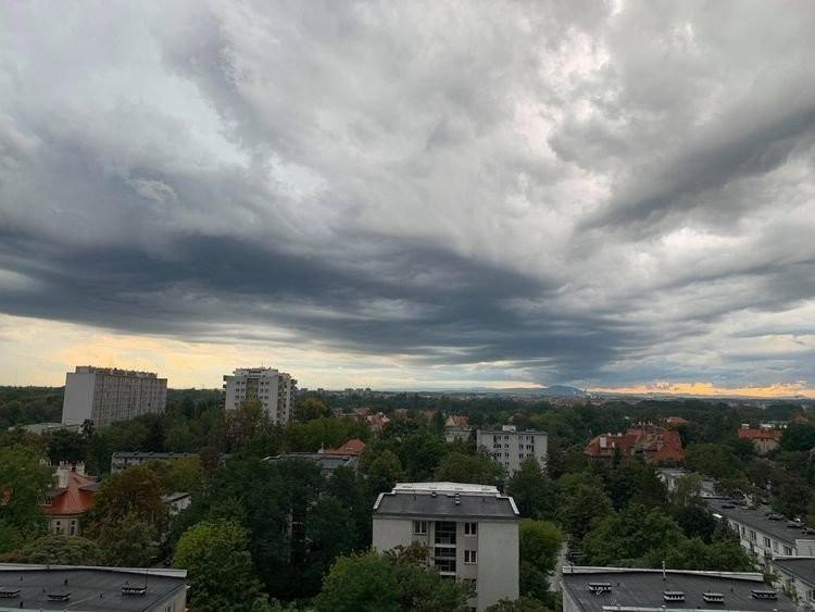 Alarm dla Wrocławia: W poniedziałek burze i grad