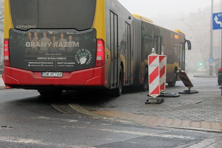 Wrocław: Źle zaparkowany samochód zablokował przejazd